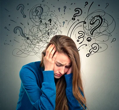 Девушка держится за голову
