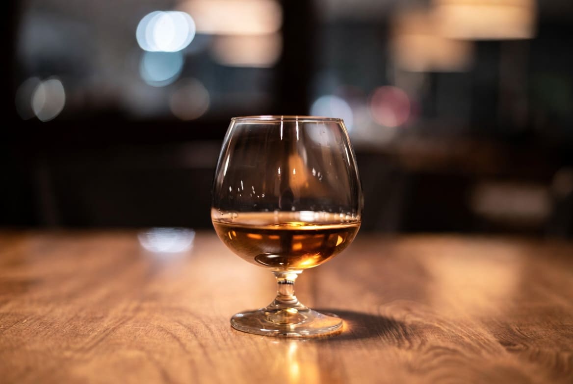 Бокал со спиртным напитком